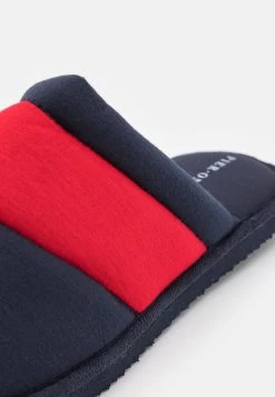 Pier One Unisex - Pantoffels - Dark Blue/Red 11 Pier One Unisex - Pantoffels - Dark Blue/Red -Mode Herenkleding Winkel 3873ff5ffc164a00938853720f513c10