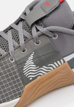 Nike Performance Metcon 8 Unisex - Trainingsschoen - Flat Pewter/Phantom/Med Brown/Light Crimson/Adobe/Cobblestone -Mode Herenkleding Winkel 8653a01698a24a95a9623ef62e1b4c07